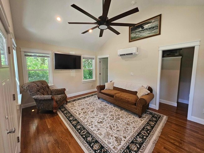 Photo - 1565 N May St