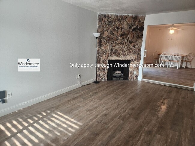Photo - Cozy Halfplex in Carmichael- Available Now. Unit 3329ja