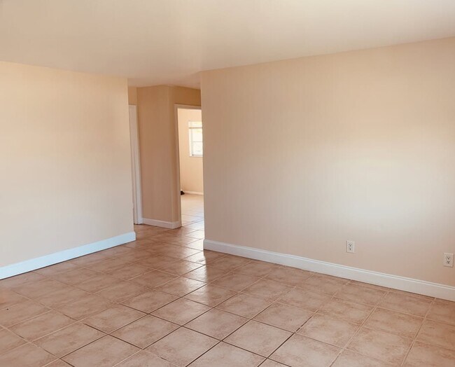 Living Room - 503 Mayflower Ln Unit A