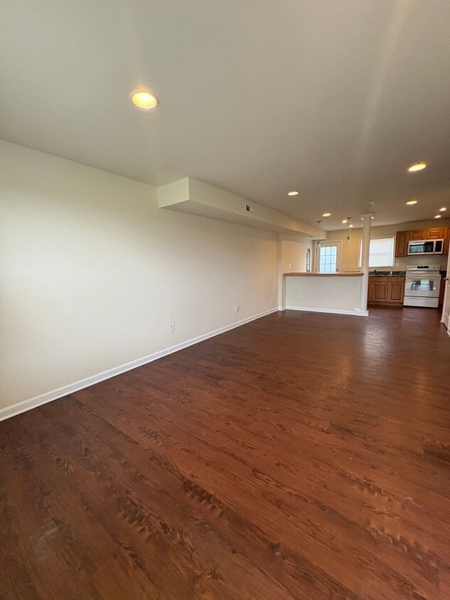 Spacious 4-Bedroom Townhome – Newly Renova... - 4 BEDROOM TOWNHOME AVAILABLE