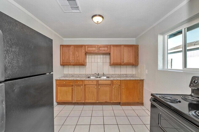 AFFORDABLE 2 BEDROOM HOME IN A CONVENIENT PHOENIX LOCATION
OFFERING $250 GIFT CARD MOVE IN INCENTIVE