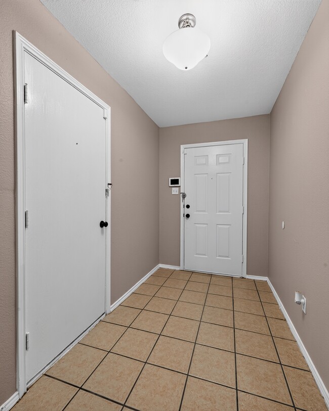 1432 Oak Hollow Ln