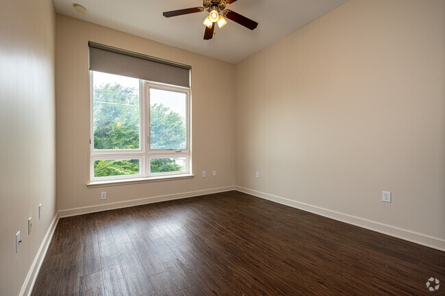 2BR, 1BA - 750SF - Living Room/Dining Room
