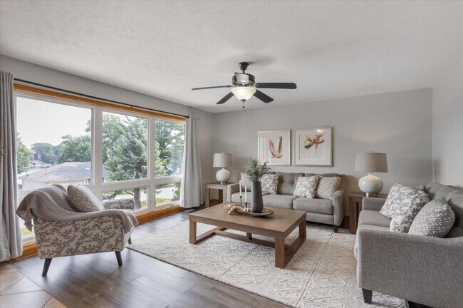 Photo - 923 Beaver Lake Blvd House