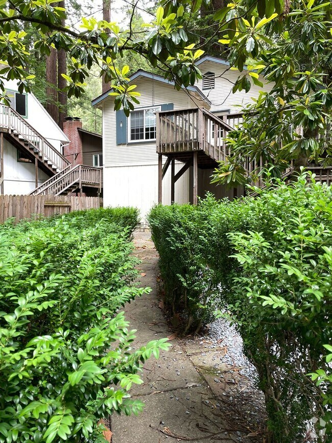 Building Photo - 1045 Sq. Ft. Private Two Bedroom One Bath ... Rental