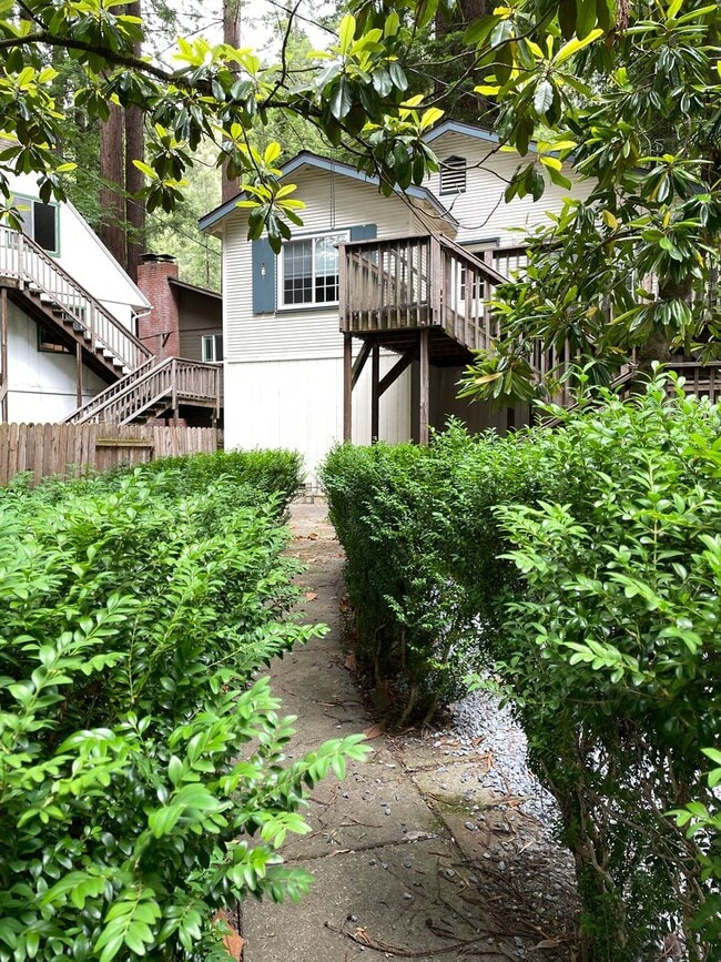 Building Photo - 1045 Sq. Ft. Private Two Bedroom One Bath ... Rental