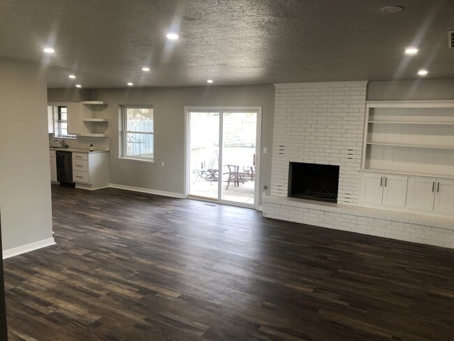 Photo - 2209 Iowa St