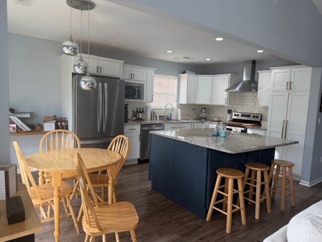 Photo - Beautiful 3/2 Avaliable April 20th