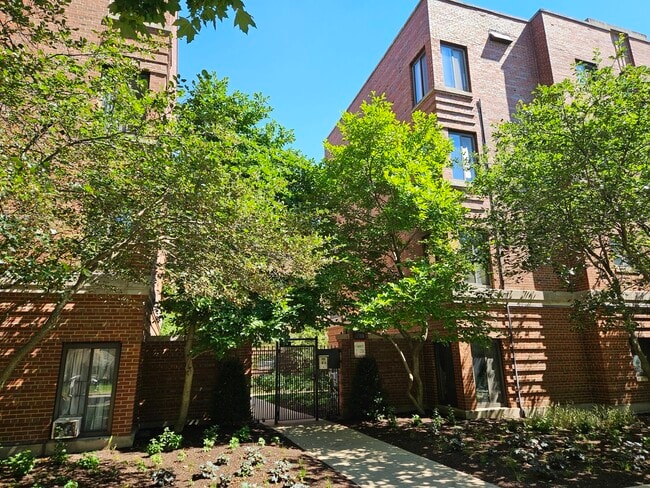 Building Photo - 1220 W Chase Ave Unit 2G Rental