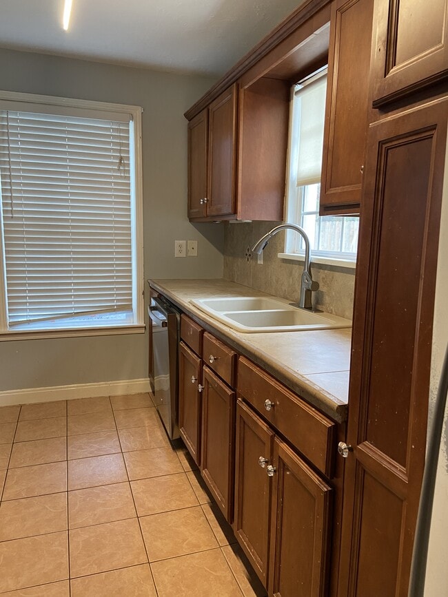 Photo - 915 W 47th St