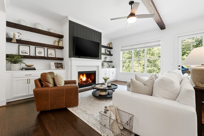 Photo - 530 Springer Bnd NW