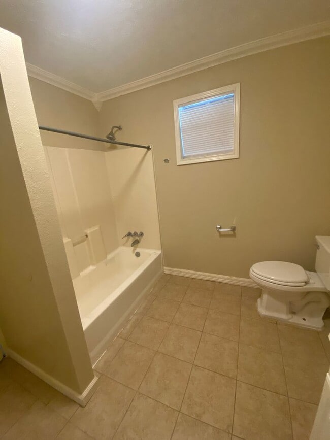 240 W Hooks St