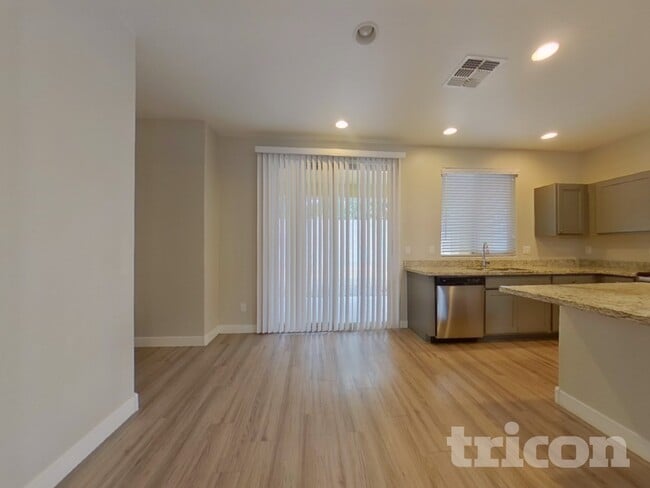 Photo - 2638 E Danbury Rd