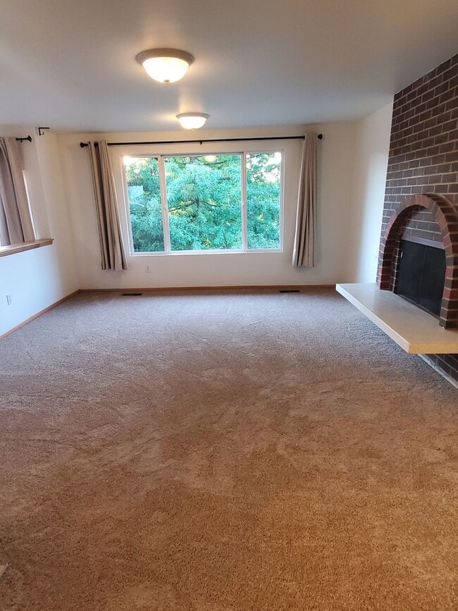 Photo - **Apply by 10/15 for 2 Weeks Free Rent** K...