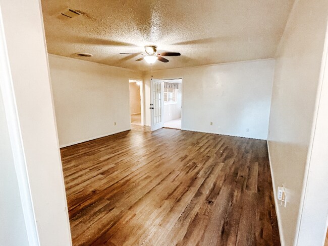 Photo - 4412 52nd St