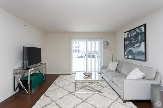 2BR, 1BA - 960 SF