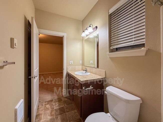Photo - 537 Catron St N