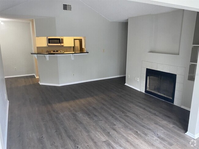 Building Photo - 2 bedroom 1 bath with Fireplace! Rental