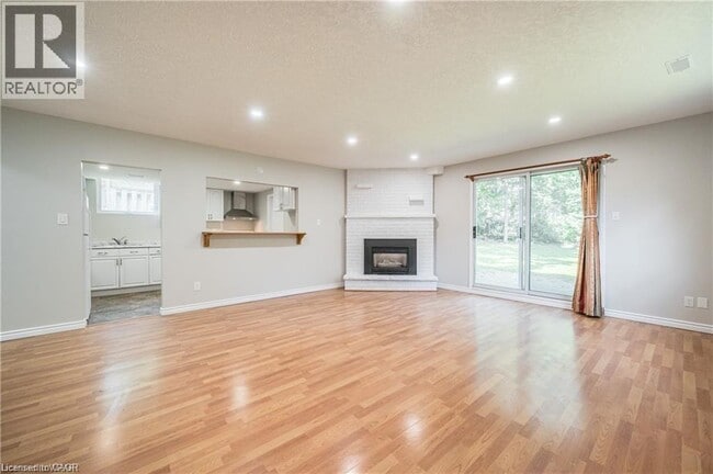 Photo - 328 Breezewood Crescent