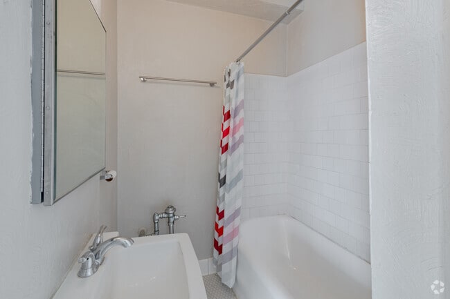 1BR, 1BA - 500SF - Bathroom - Pike St. Rentals LLC