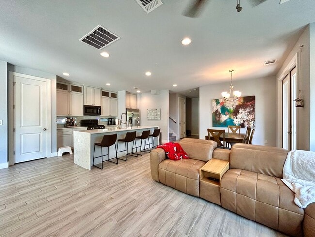 Photo - 930 E 54th St