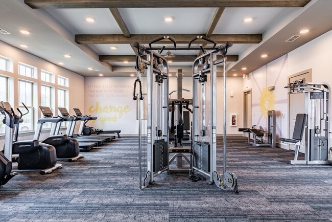 Centro de fitness con equipos de entrenamiento cardiovascular y de fuerza