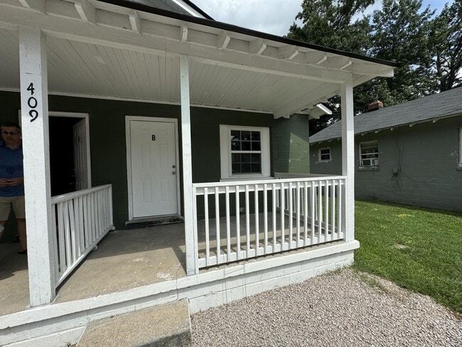 Photo - 409 Hadley St SE