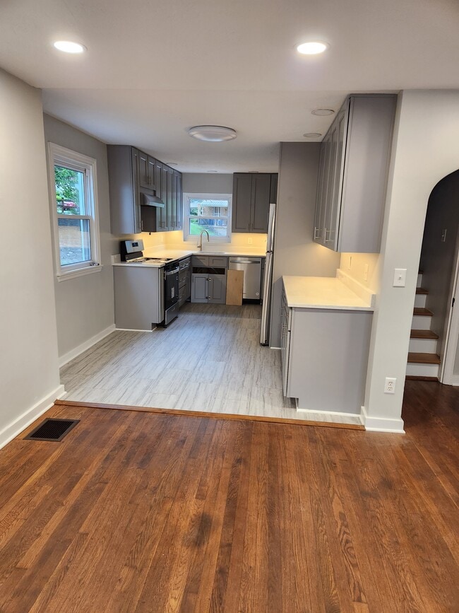 Kitchen - 905 Benton Ave