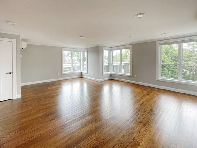 Photo - 1789 Centre St