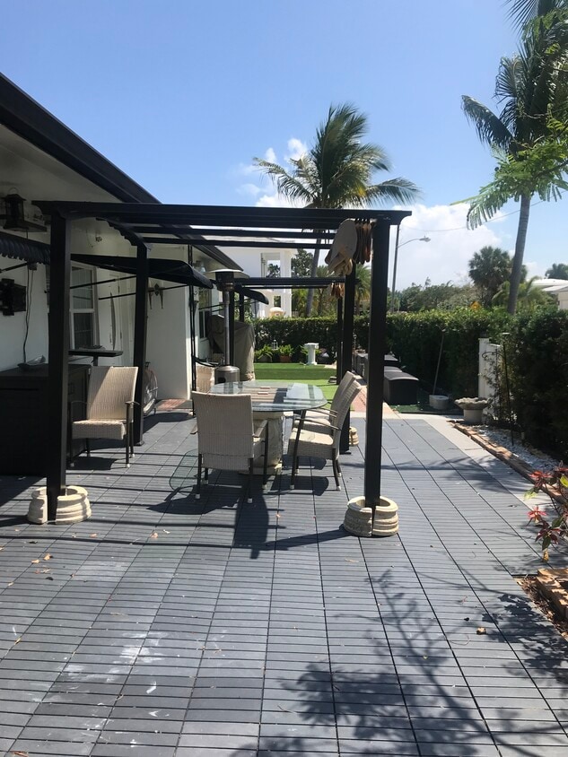 entrance - 1400 NE 4th Ave (Boca Raton, FL)
