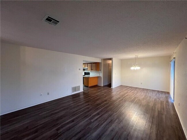 Photo - 323 S 11th Pl