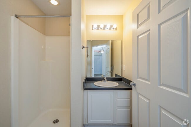 2BR, 2BA - 1,336SF - Upstairs Bathroom