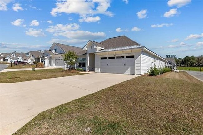 Photo - 465 Karcher Ave