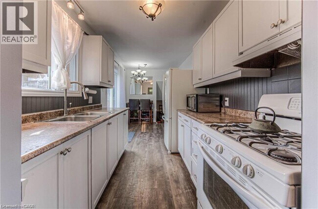 Photo - 483 Kingscourt Dr