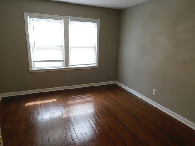 Photo - 1 Bed 1 Bath Duplex w/ Washer Dryer hookup House
