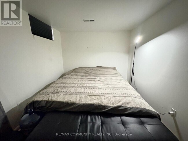 Photo - 693 Hawley St