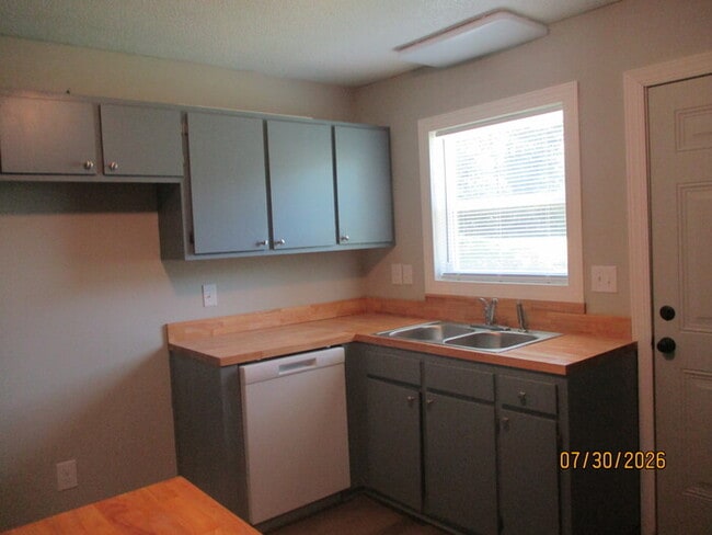 Photo - 323 Oak St