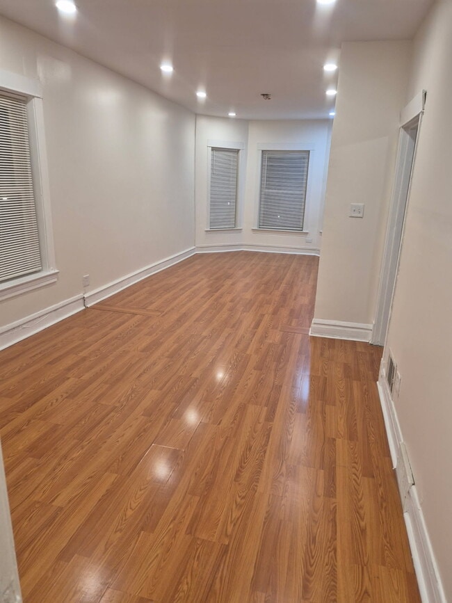 Livingroom - 1244 E 70th St Unit #2