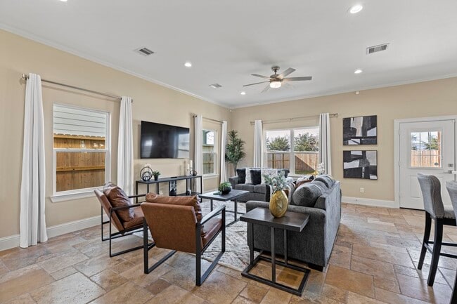 Building Photo - 2211 Silverbonnet St