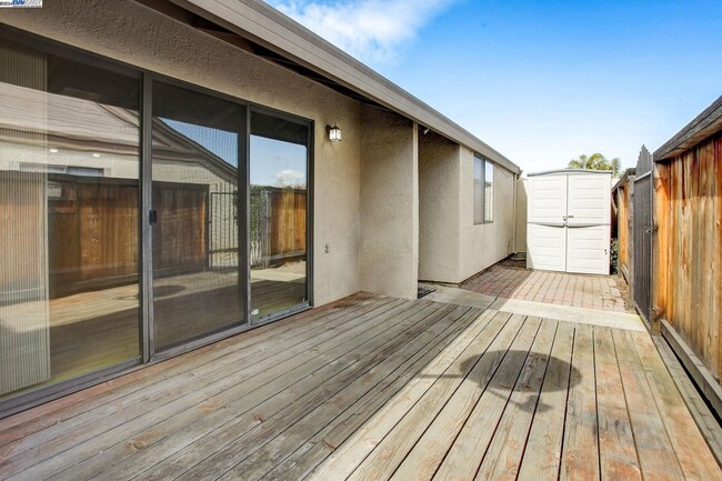 Photo - GREAT END UNIT, IMMACULATE SINGLE STORY, WITH LAMINATE FLOORING THROUGH OUT... 2 BEDS/1.5 BATH