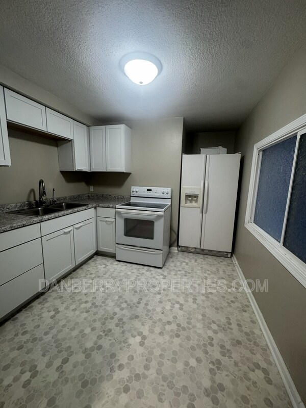 Photo - 220 N Main St