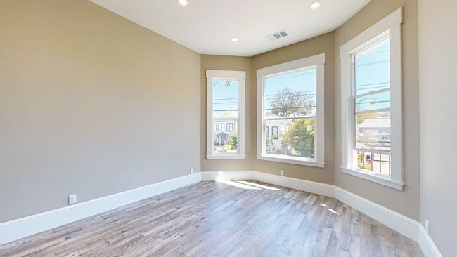 Photo - Stunning 2 Bedroom Upstairs Unit In Oaklan...