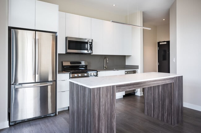 Luxe Logan Square