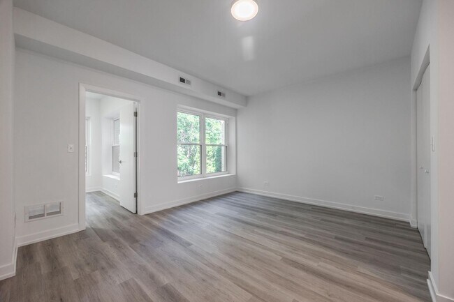 4937 N St Louis Ave Unit 2S