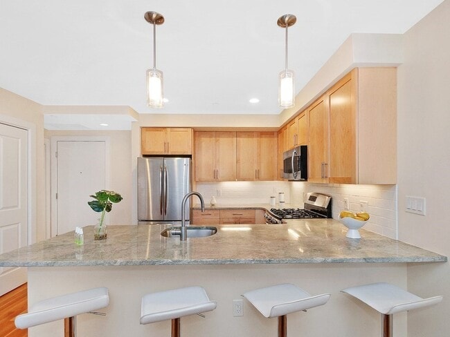 Building Photo - 321 Hammond Pond Pky Unit 106