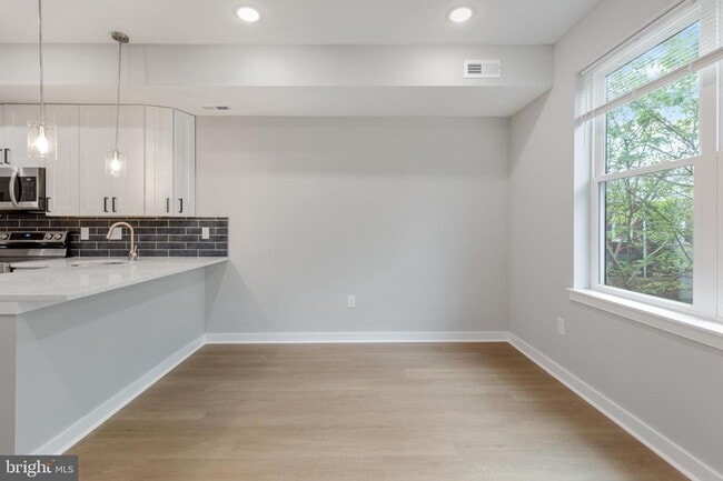 Building Photo - 2344 W Seybert St Unit 2