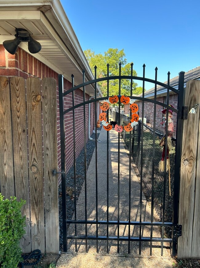 Privacy gate - 1307 Bagby Ave