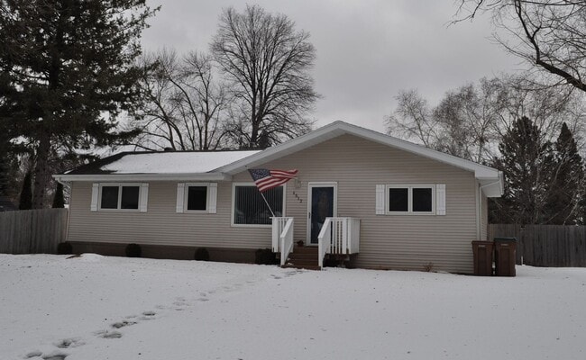 Building Photo - Goregeous 4 Bed 2.5 Bath Home in East Grand Forks! Move in Ready!
