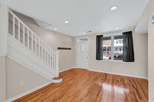 Photo - 1921 Bennett Pl NE