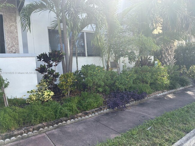 Building Photo - 334 25th St Unit 3